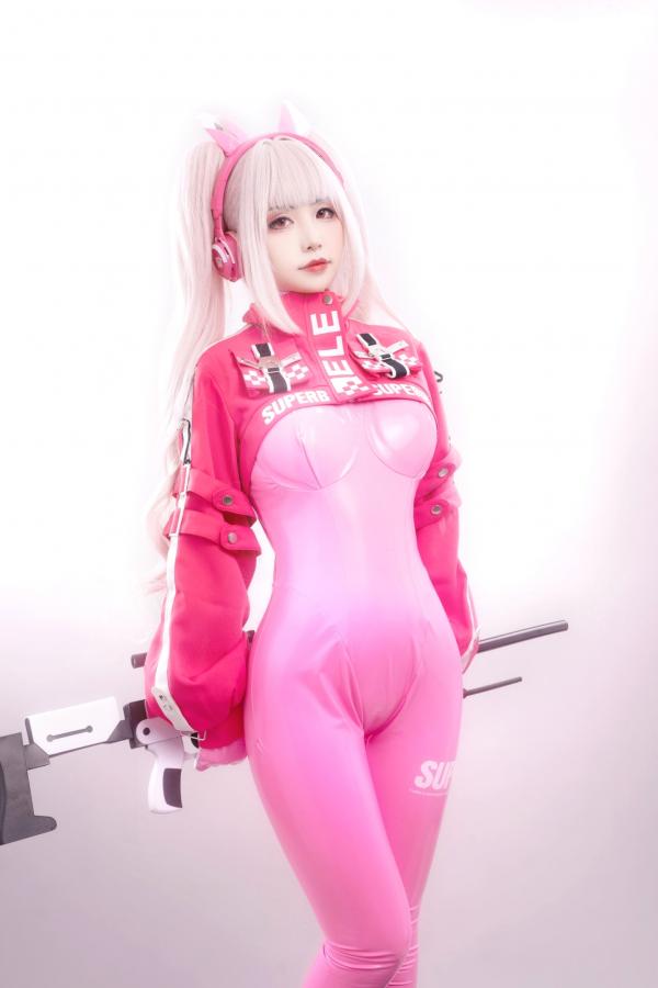    爆机少女喵小吉-NIKKE胜利女神爱丽丝COS写真 粉色紧身皮衣萌系性感美图第67张图片