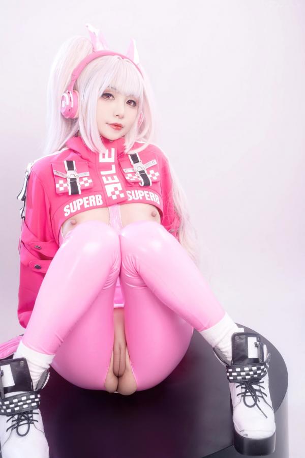    爆机少女喵小吉-NIKKE胜利女神爱丽丝COS写真 粉色紧身皮衣萌系性感美图第72张图片