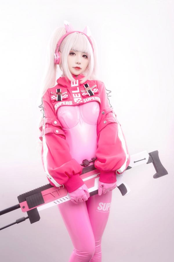    爆机少女喵小吉-NIKKE胜利女神爱丽丝COS写真 粉色紧身皮衣萌系性感美图第74张图片
