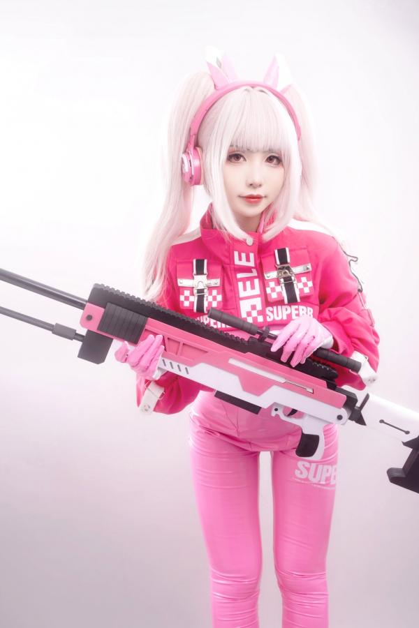    爆机少女喵小吉-NIKKE胜利女神爱丽丝COS写真 粉色紧身皮衣萌系性感美图第75张图片