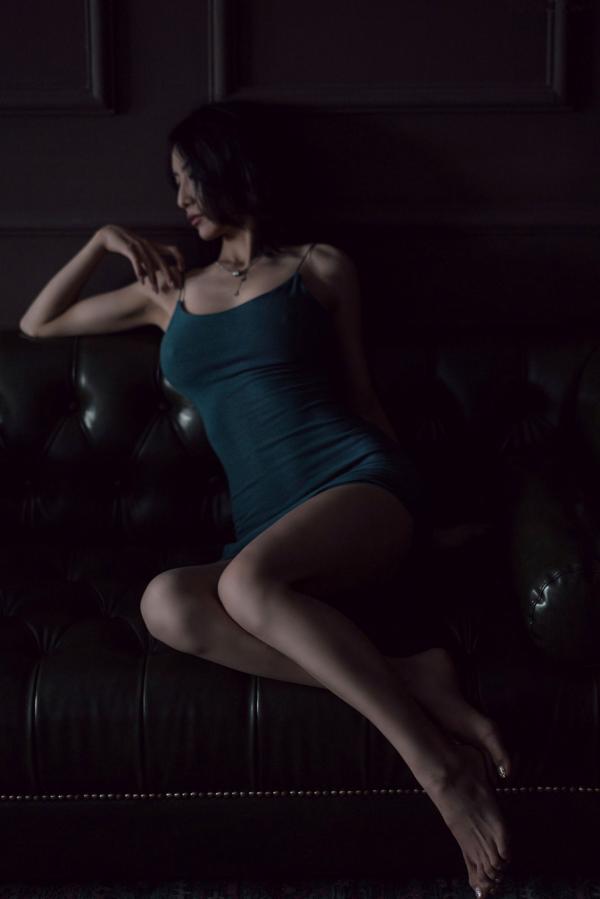    XR-Uncensored-lingyu69私房写真：黑暗深邃光影下的迷人女神，冷艳诱惑尽显极致曲线第4张图片