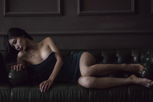    XR-Uncensored-lingyu69私房写真：黑暗深邃光影下的迷人女神，冷艳诱惑尽显极致曲线第20张图片