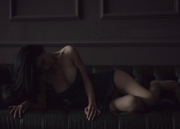    XR-Uncensored-lingyu69私房写真：黑暗深邃光影下的迷人女神，冷艳诱惑尽显极致曲线第28张图片