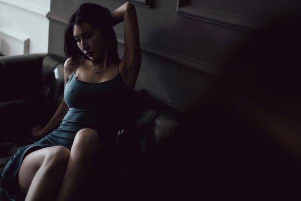    XR-Uncensored-lingyu69私房写真：黑暗深邃光影下的迷人女神，冷艳诱惑尽显极致曲线第34张图片