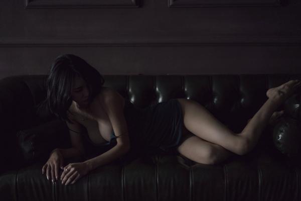    XR-Uncensored-lingyu69私房写真：黑暗深邃光影下的迷人女神，冷艳诱惑尽显极致曲线第37张图片