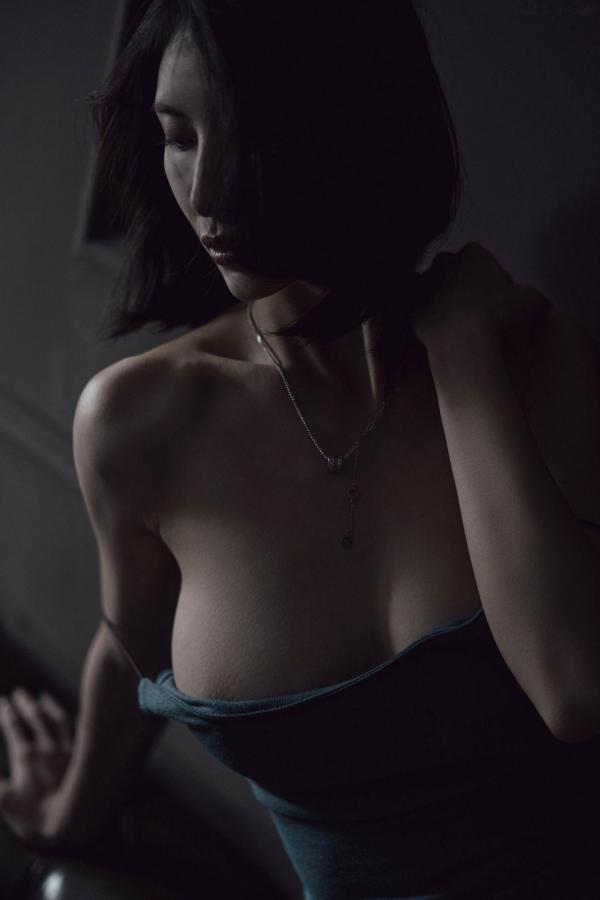    XR-Uncensored-lingyu69私房写真：黑暗深邃光影下的迷人女神，冷艳诱惑尽显极致曲线第49张图片