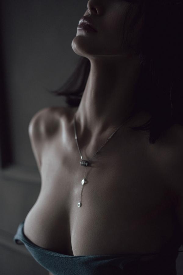    XR-Uncensored-lingyu69私房写真：黑暗深邃光影下的迷人女神，冷艳诱惑尽显极致曲线第54张图片