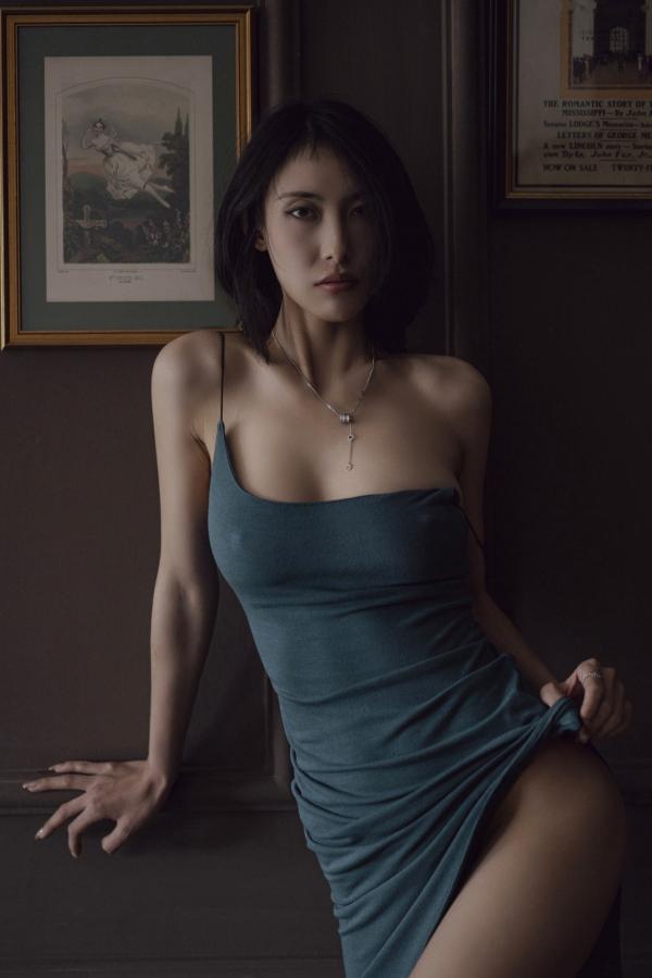    XR-Uncensored-lingyu69私房写真：黑暗深邃光影下的迷人女神，冷艳诱惑尽显极致曲线第61张图片