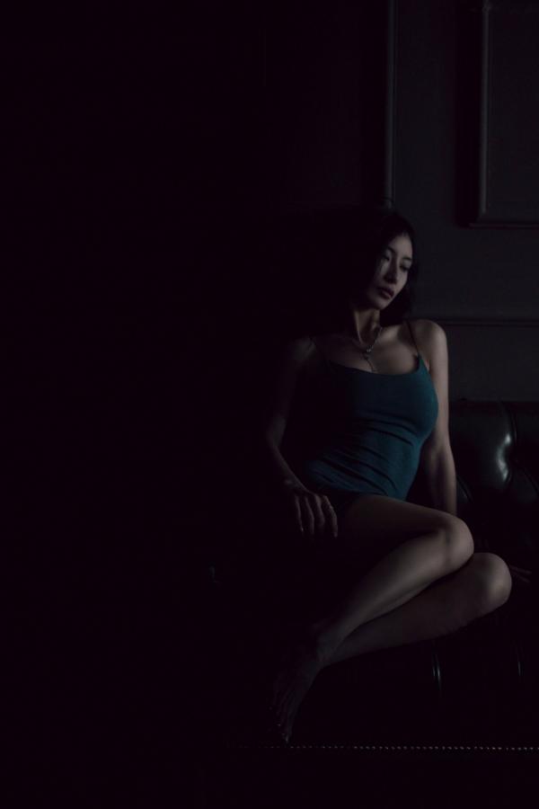   XR-Uncensored-lingyu69私房写真：黑暗深邃光影下的迷人女神，冷艳诱惑尽显极致曲线第68张图片