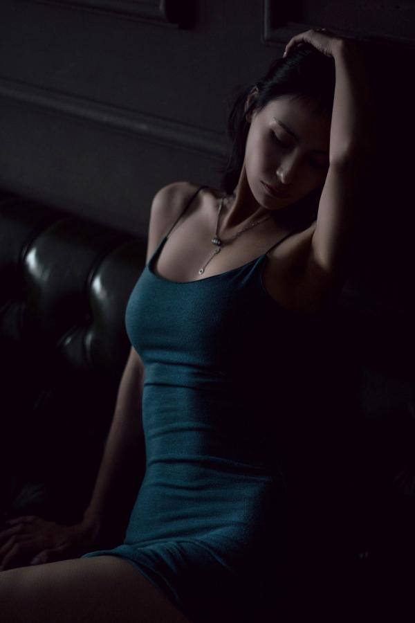    XR-Uncensored-lingyu69私房写真：黑暗深邃光影下的迷人女神，冷艳诱惑尽显极致曲线第69张图片