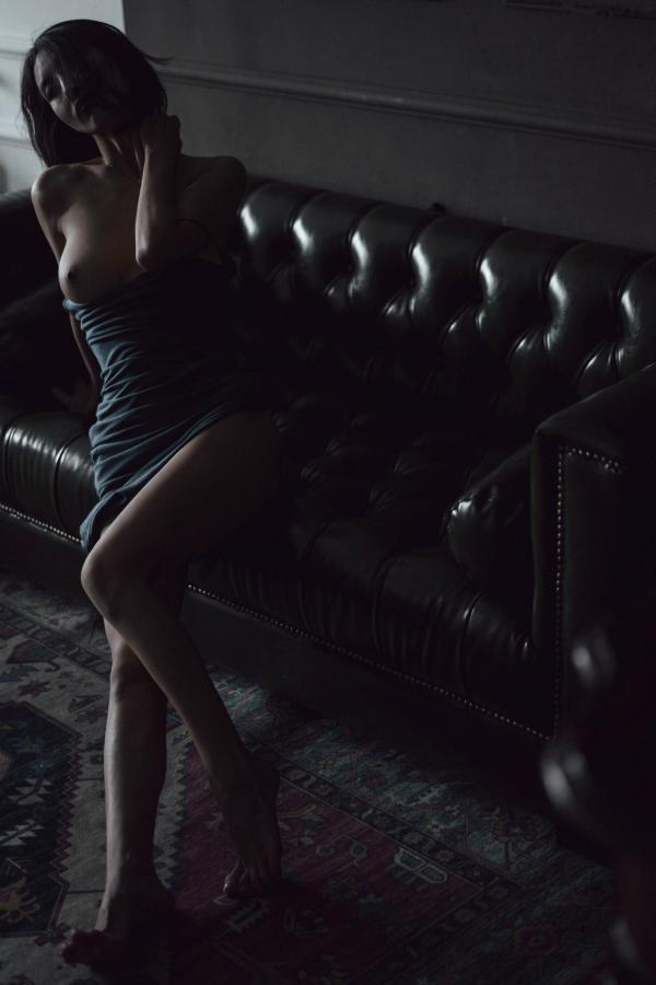    XR-Uncensored-lingyu69私房写真：黑暗深邃光影下的迷人女神，冷艳诱惑尽显极致曲线第78张图片
