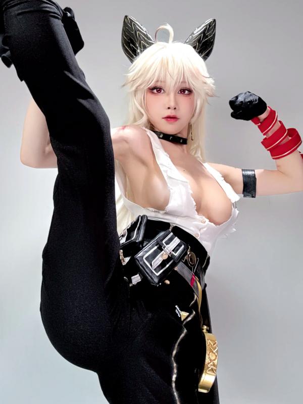    水淼aqua赞妮爆衣自拍，暗黑恶魔风角色扮演，冷艳红瞳与傲人身材的极致诱惑照片集第13张图片