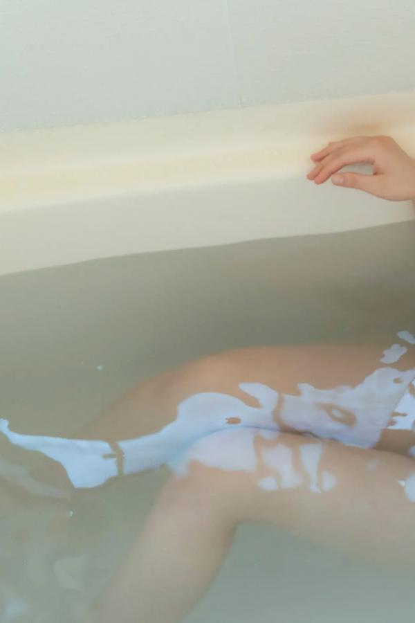    奥村梨穂 - Iの衝撃：浴室湿身诱惑与居家私房写真，童颜巨乳演绎日系极致性感第71张图片