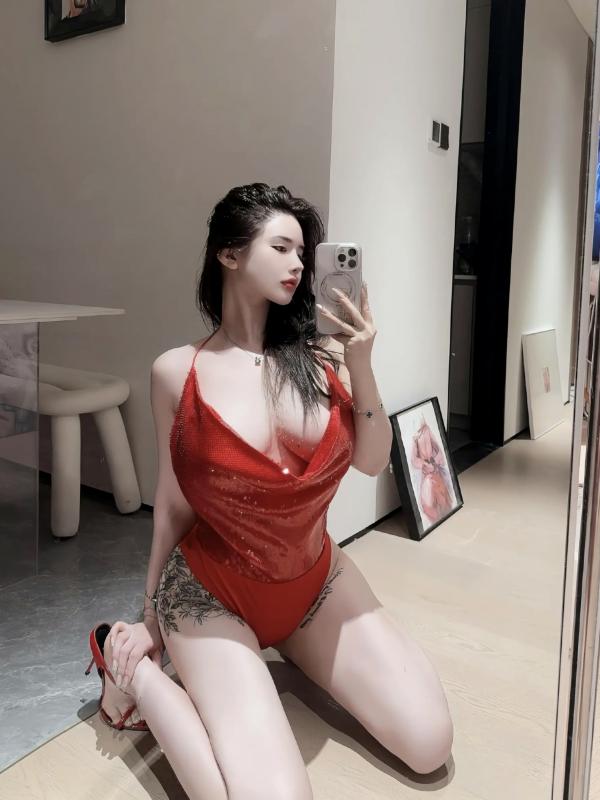    阿色 - 红色低胸连体衣室内镜面自拍，纹身女神火辣私房照第1张图片