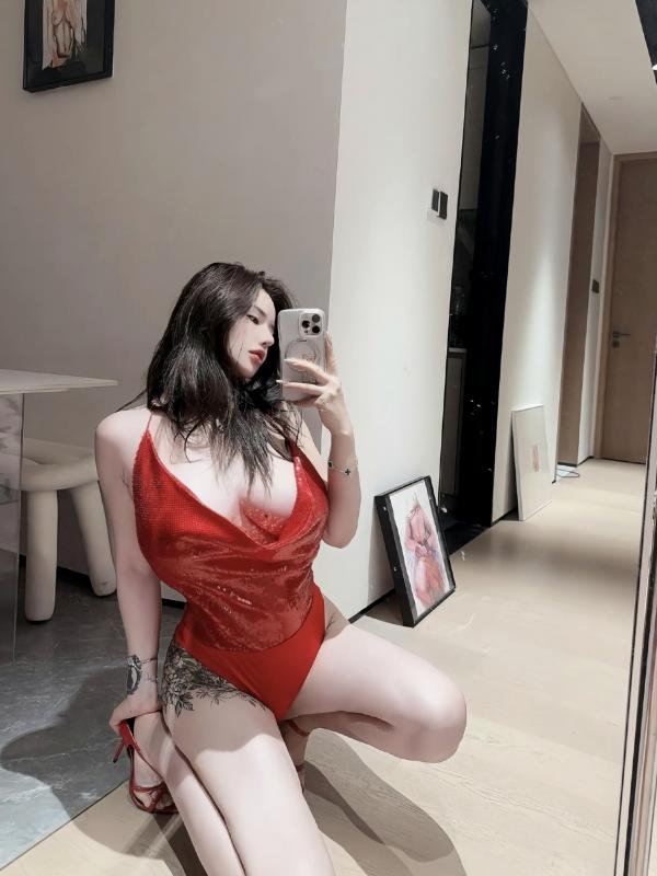    阿色 - 红色低胸连体衣室内镜面自拍，纹身女神火辣私房照第5张图片