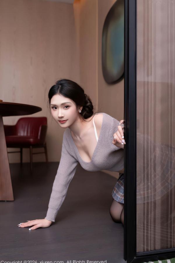    XiuRen秀人网-11269-刘婷婷：甜美针织上衣配格子短裙，极致黑丝制服诱惑，绝美私房写真第7张图片