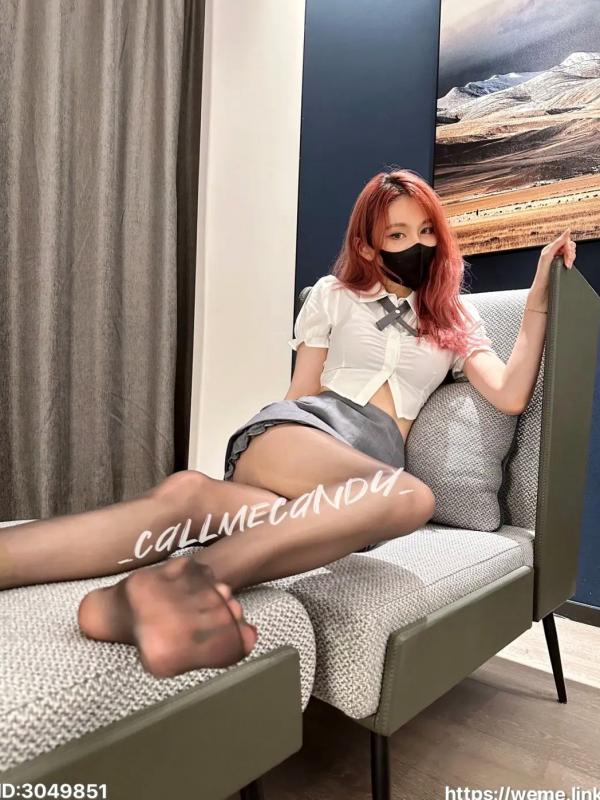    Callmecandy - 金牌制服私房写真，红发装扮搭配黑丝诱惑，室内居家冷艳风格摄影第3张图片
