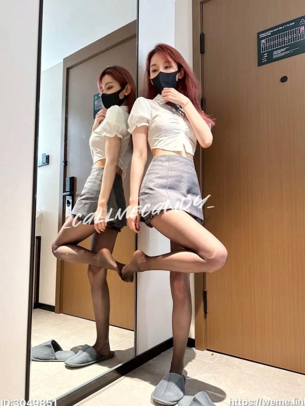    Callmecandy - 金牌制服私房写真，红发装扮搭配黑丝诱惑，室内居家冷艳风格摄影第5张图片