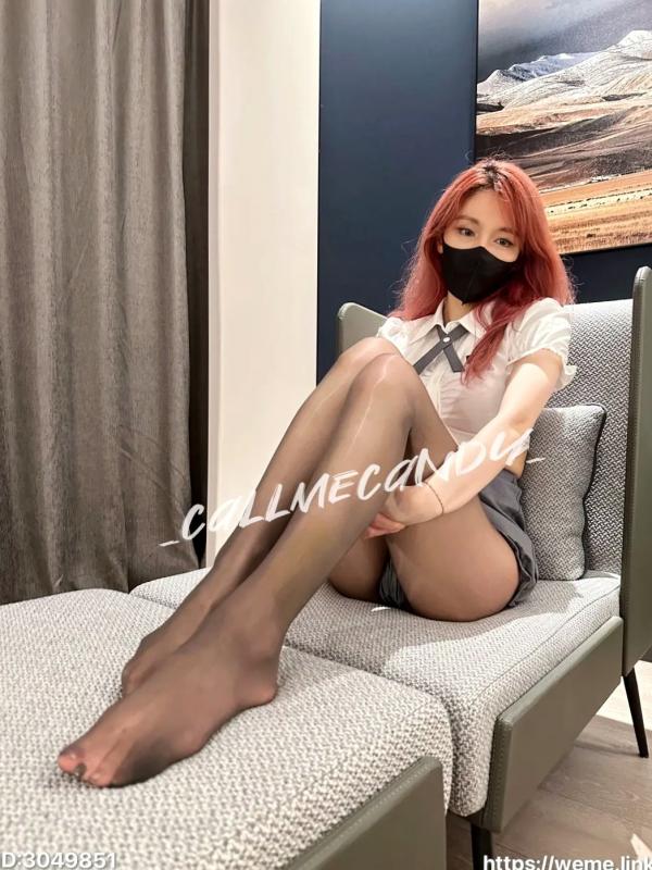    Callmecandy - 金牌制服私房写真，红发装扮搭配黑丝诱惑，室内居家冷艳风格摄影第8张图片