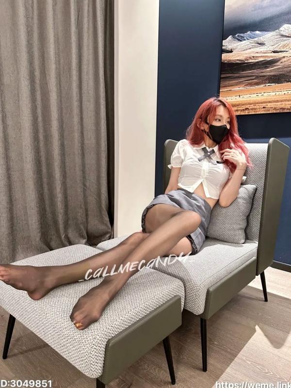    Callmecandy - 金牌制服私房写真，红发装扮搭配黑丝诱惑，室内居家冷艳风格摄影第15张图片
