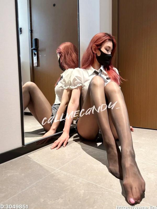    Callmecandy - 金牌制服私房写真，红发装扮搭配黑丝诱惑，室内居家冷艳风格摄影第16张图片