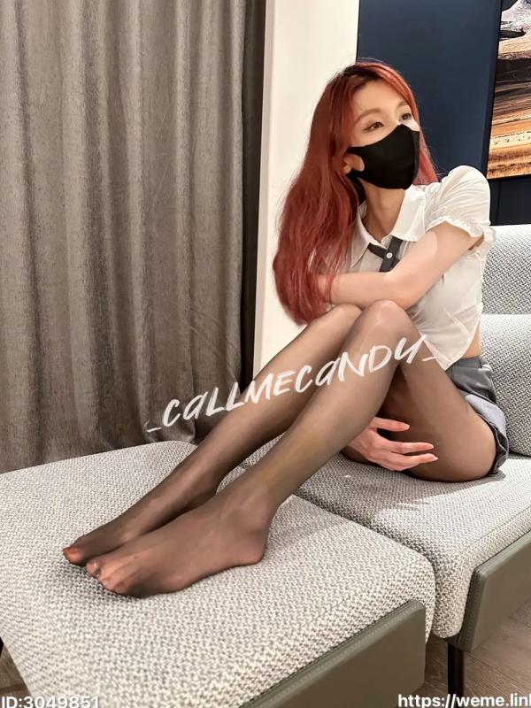    Callmecandy - 金牌制服私房写真，红发装扮搭配黑丝诱惑，室内居家冷艳风格摄影第35张图片