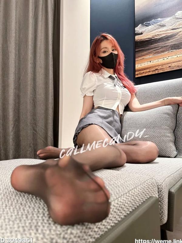   Callmecandy - 金牌制服私房写真，红发装扮搭配黑丝诱惑，室内居家冷艳风格摄影第43张图片