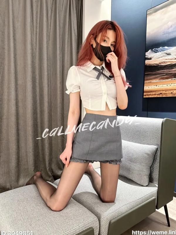    Callmecandy - 金牌制服私房写真，红发装扮搭配黑丝诱惑，室内居家冷艳风格摄影第44张图片