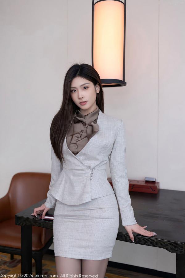    XiuRen秀人网-11210-刘婷婷-OL制服下的职场诱惑，灰色干练裙装切换性感内衣黑色丝袜，极致黑丝美腿私房照第1张图片