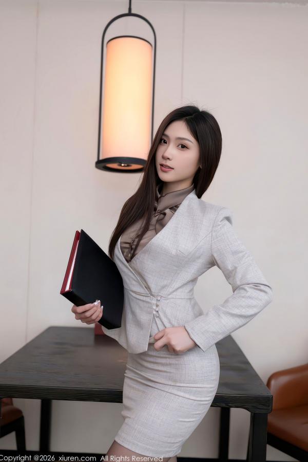    XiuRen秀人网-11210-刘婷婷-OL制服下的职场诱惑，灰色干练裙装切换性感内衣黑色丝袜，极致黑丝美腿私房照第8张图片