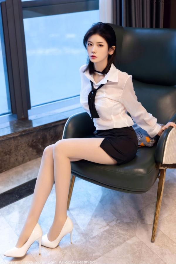    XiuRen秀人网-11077-凌七七-纯欲OL职场风格白衬衫黑短裙性感私房写真-2025.12.05第1张图片