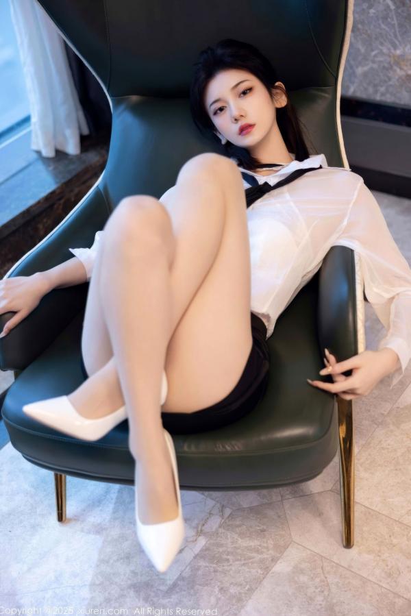    XiuRen秀人网-11077-凌七七-纯欲OL职场风格白衬衫黑短裙性感私房写真-2025.12.05第3张图片