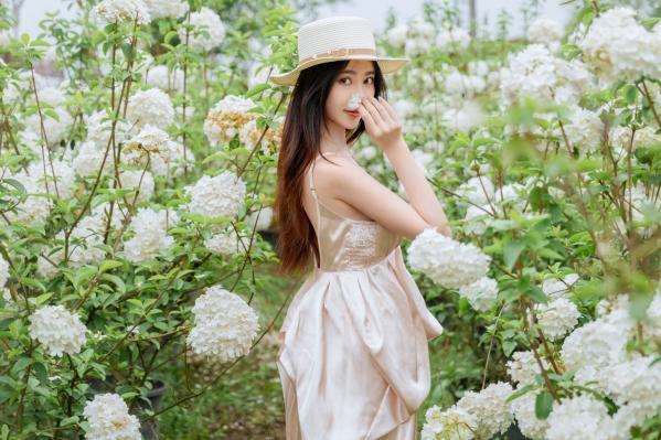 年年Nnian 年年  年年-木绣球：深林花海下的清纯与诱惑，户外写真，白皙女神唯美私房照第1张图片