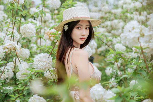 年年Nnian 年年  年年-木绣球：深林花海下的清纯与诱惑，户外写真，白皙女神唯美私房照第2张图片