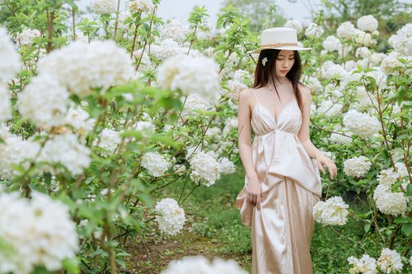 年年Nnian 年年  年年-木绣球：深林花海下的清纯与诱惑，户外写真，白皙女神唯美私房照第3张图片