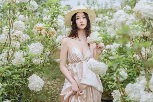 年年Nnian 年年  年年-木绣球：深林花海下的清纯与诱惑，户外写真，白皙女神唯美私房照第4张图片