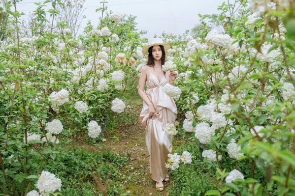 年年Nnian 年年  年年-木绣球：深林花海下的清纯与诱惑，户外写真，白皙女神唯美私房照第5张图片