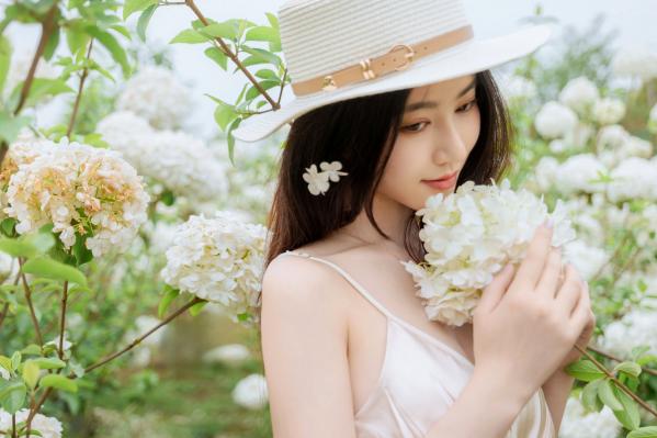 年年Nnian 年年  年年-木绣球：深林花海下的清纯与诱惑，户外写真，白皙女神唯美私房照第7张图片
