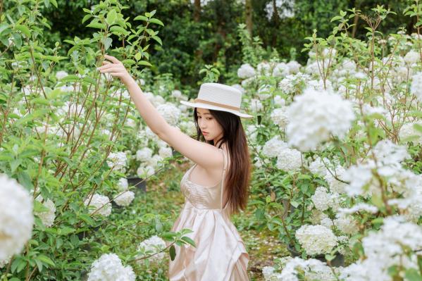年年Nnian 年年  年年-木绣球：深林花海下的清纯与诱惑，户外写真，白皙女神唯美私房照第8张图片