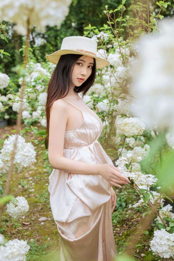 年年Nnian 年年  年年-木绣球：深林花海下的清纯与诱惑，户外写真，白皙女神唯美私房照第9张图片
