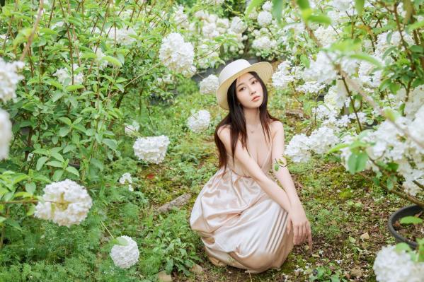年年Nnian 年年  年年-木绣球：深林花海下的清纯与诱惑，户外写真，白皙女神唯美私房照第10张图片
