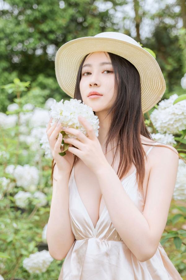 年年Nnian 年年  年年-木绣球：深林花海下的清纯与诱惑，户外写真，白皙女神唯美私房照第12张图片
