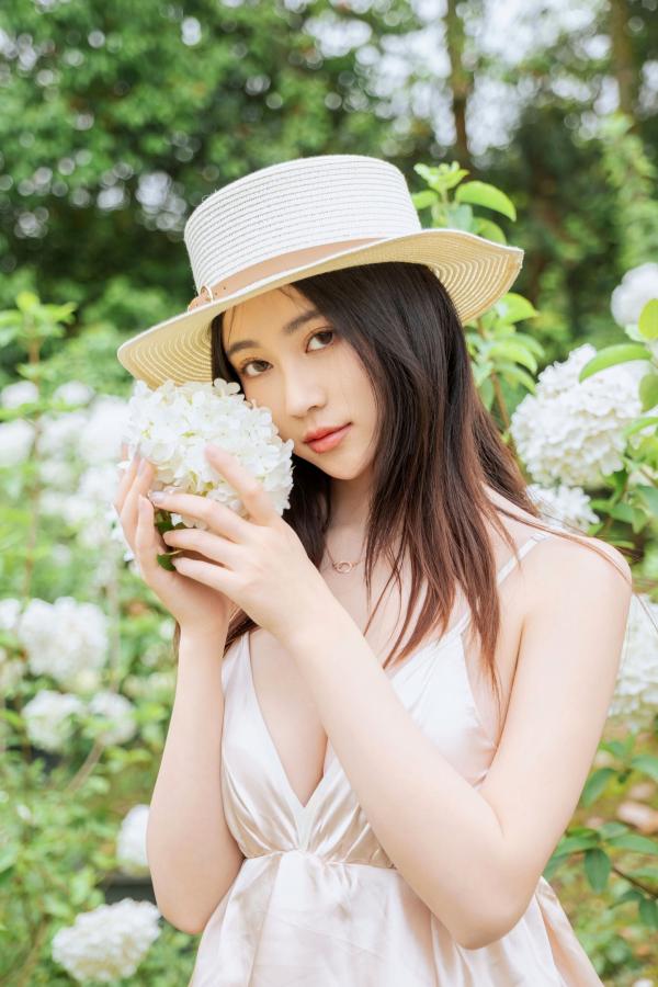 年年Nnian 年年  年年-木绣球：深林花海下的清纯与诱惑，户外写真，白皙女神唯美私房照第13张图片