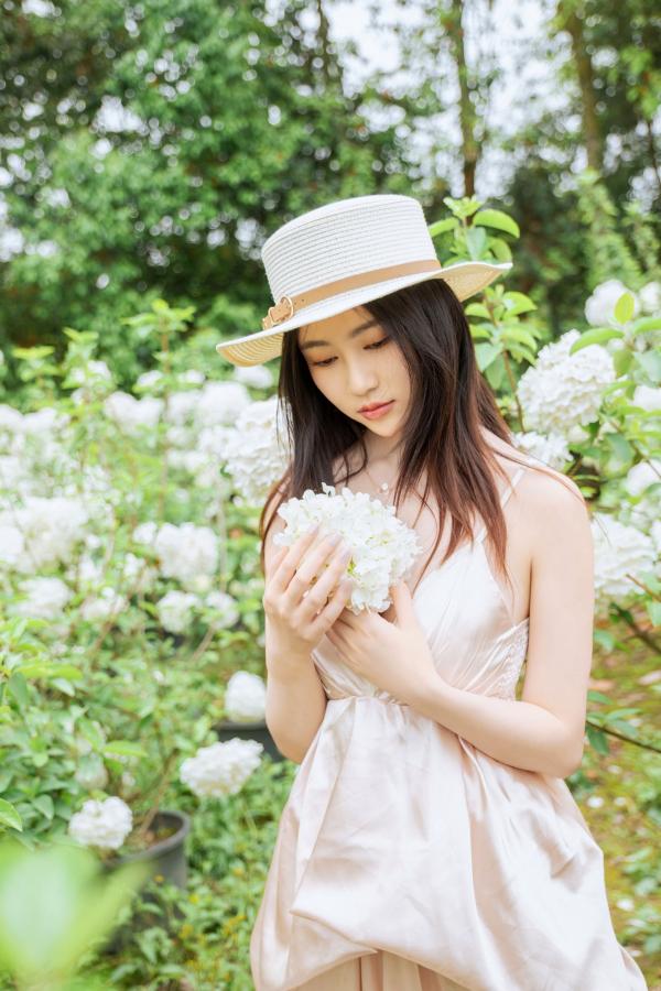 年年Nnian 年年  年年-木绣球：深林花海下的清纯与诱惑，户外写真，白皙女神唯美私房照第14张图片