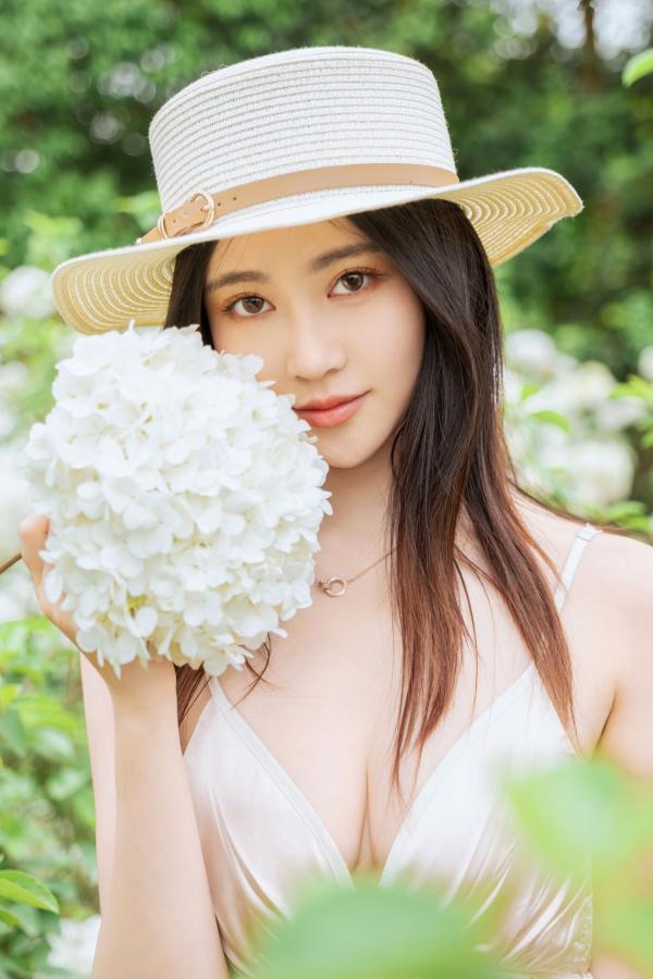 年年Nnian 年年  年年-木绣球：深林花海下的清纯与诱惑，户外写真，白皙女神唯美私房照第15张图片
