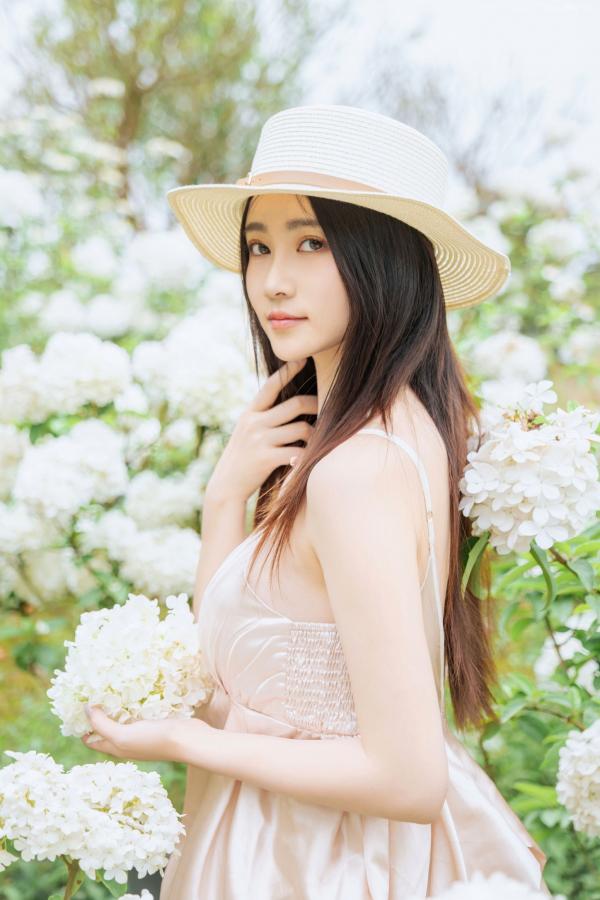 年年Nnian 年年  年年-木绣球：深林花海下的清纯与诱惑，户外写真，白皙女神唯美私房照第16张图片