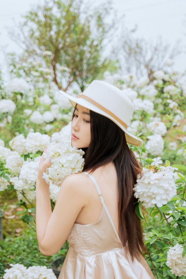 年年Nnian 年年  年年-木绣球：深林花海下的清纯与诱惑，户外写真，白皙女神唯美私房照第17张图片