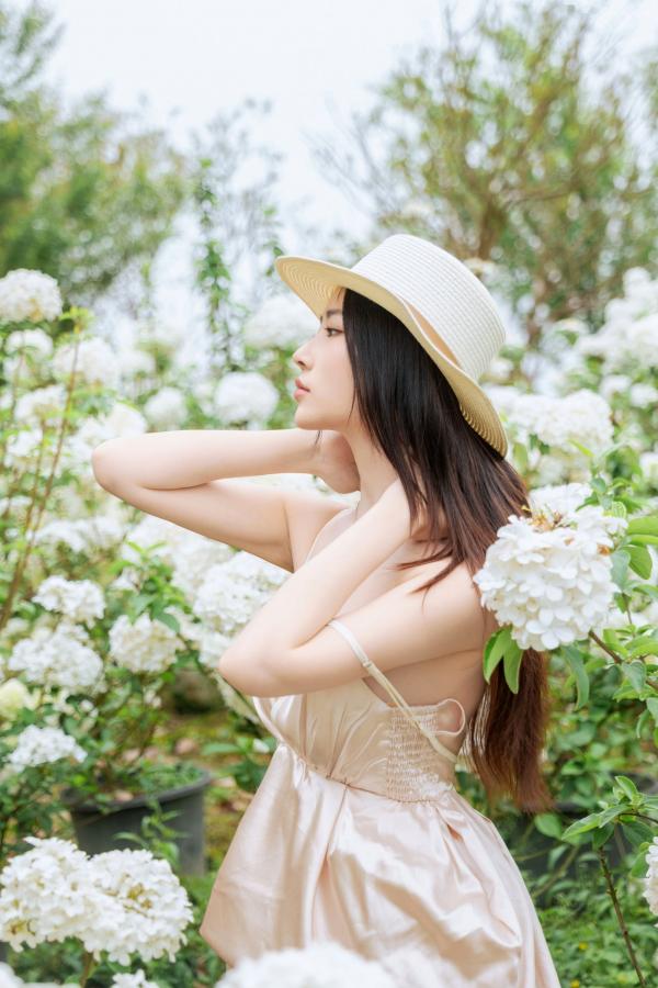 年年Nnian 年年  年年-木绣球：深林花海下的清纯与诱惑，户外写真，白皙女神唯美私房照第18张图片
