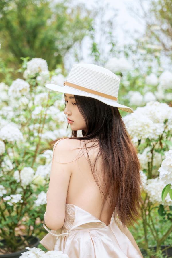 年年Nnian 年年  年年-木绣球：深林花海下的清纯与诱惑，户外写真，白皙女神唯美私房照第19张图片