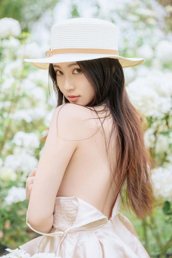 年年Nnian 年年  年年-木绣球：深林花海下的清纯与诱惑，户外写真，白皙女神唯美私房照第20张图片